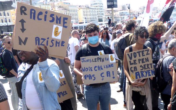 Pendant que Macron causait au Pharo...